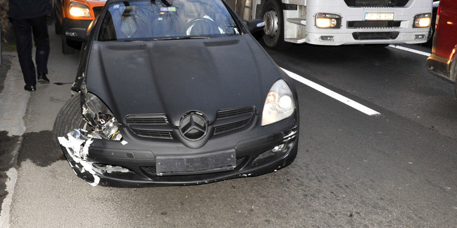 Rijeka, 200116.U Kresimirovoj ulici vozac je Mercedesom SLK350 udario u stablo. Nakon toga je napustio mjesto nesrece ostavljajuci auto na prometnici i tako stvorio prometnu guzvu.Foto: Silvano Jezina / Novi List / CROPIX