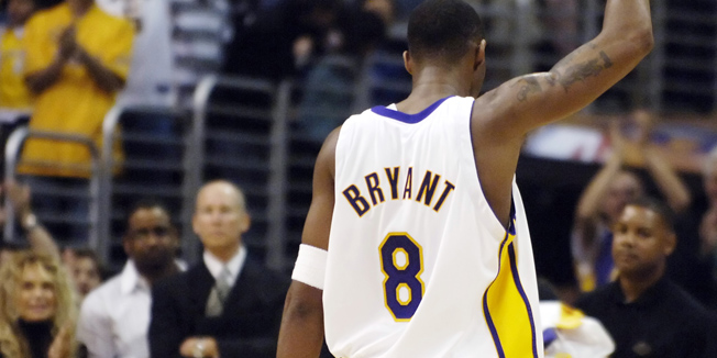 Los Angeles Lakers' Kobe Bryant exits the game to a standing ovation in the fourth quarter, after scoring 81 points against the Toronto Raptors during their NBA game in Los Angeles, January 22, 2006. Bryant set a personal career high, and the performance is the second-highest single-game scoring total in NBA history. REUTERS/Chris Pizzello - RTR187MV