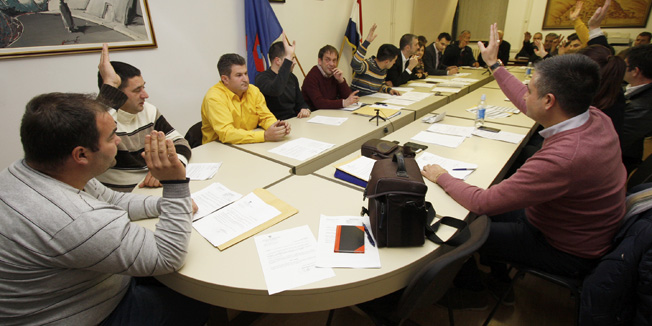 Vrgorac, 291215.Sjednica Gradskog vijeca na kojoj je jedina tocka dnevnog reda bio prijedlog proracuna za 2016. godinu. Nakon pregovora koji su prethodili sjednici s velikom vecinom glasova zamjenjena je odlukom o privremenom financiranju Grada.Na fotografiji: glasanje na sjednici Gradskog vijeca Vrgorca.Foto: Ivo Ravlic / CROPIX