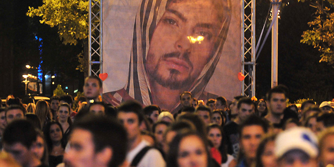 Skopje, 051012.Povodom pet godina od posljednjeg koncerta Tose Proeskog na trgu u Skopju okupilo se nekoliko tisuca fanova pjevajuci njegove pjesme. Upaljenim svijecama, mobitelima i upaljacima docarali su zvjezdano nebo.Foto: Maja Zlatevska / CROPIX