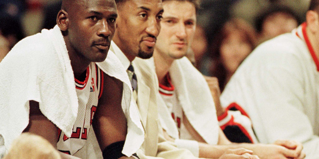Chicago Bulls' Scottie Pippen (C), who has not played since the start of the season due to a foot injury, watches the game from the bench with teammates Michael Jordan (L) and Toni Kukoc during the fourth quarter November 12 against the Washinton Wizards. The Wizards defeated the Bulls 90-83, as the defending NBA champions fell to 4-4 on the season.SPORT NBA - RTR8LPE