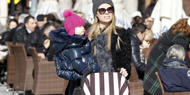 Zagreb, 070213.Sunce je unatoc hladnom vremenu izmamilo gradjane na terase ugostiteljskih objekata u centru grada.Na fotografiji: zena u setnji sa djetetom.Foto: Damjan Tadic / CROPIX