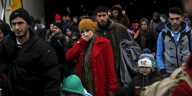 Refugees and migrants arrive aboard the passenger ferry Eleftherios Venizelos from the island of Lesbos at the port of Piraeus, near Athens, Greece, January 23, 2016. REUTERS/Alkis Konstantinidis