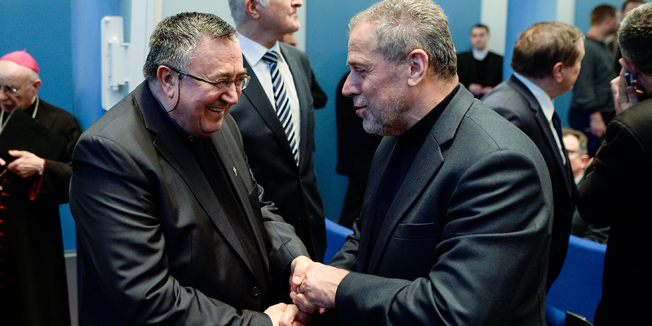 Zagreb, 250116. Kaptol 29a.Hrvatska biskupska konferencija.Predstavljanje pisane bastine djakovackoga ili bosanskog i srijemskog biskupa Josipa Jurja Strossmayera, objavljene u cetiri sveska pod naslovom Sve za vjeru i za domovinu. Na predstavljanju uvodno slovo odrzao je zagrebacki nadbiskup kardinal Josip Bozanic.Na fotografiji: Vinko Puljic i Milan Bandic.Foto: Goran Mehkek / CROPIX