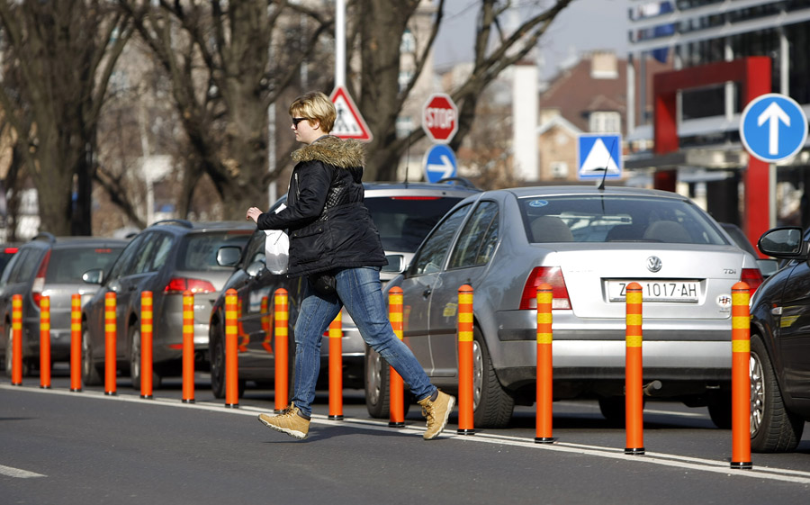 Zagreb, 260116.Miramarska cesta.Novopostavljeni stupici po sredini kolnika na Miramarskoj na dijelu ceste od podvoznjaka do Ulice grada Vukovara.Ftoo: Ronald Gorsic / CROPIX