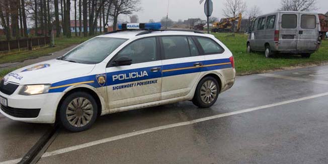 privlaka, 081214.Jutros oko 6,30 sati na zeljeznicko-cestovnom prijelazu u Privlaci na pruzi Vinkovci  Gunja putnicki vlak  udario je u kombi u kojem je bilo devet osoba od kojih je cetvero ozlijedjeno.Na fotografiji: pruzni prijelaz u privlaci na kojemu je vlak udario komb.Foto: Vlado Kos / Cropix