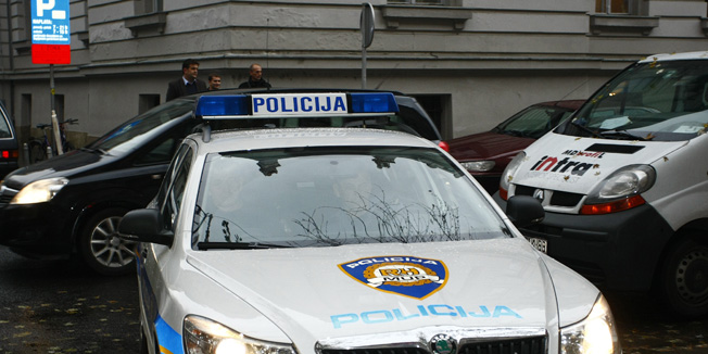 Zagreb, 121112.DORH, Gajeva ulica.U velikoj operativnoj akciji Hipokrat koju je proveo Ured za suzbijanje korupcije i organiziranog kriminaliteta i Policijski nacionalni ured za suzbijanje korupcije i organiziranog kriminaliteta, u suradnji s nekoliko policijskih uprava, uhiceno je vise celnih ljudi tvrtke Farmal iz Ludbrega, te nekoliko lijecnika zbog davanja i primanja mita.Na fotografiji: privodjenje osumnjicenih u prostorije DORH-a.Foto: Ronald Gorsic / CROPIX