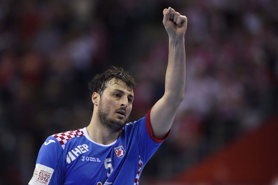 Krakow, 270116.Gradska sportska dvorana Tauron Arena..Treca utakmica drugog kruga natjecanja Europskog rukometnog prvenstva izmedju Hrvatske i Poljske.Na fotografiji: Domagoj Duvnjak.Foto: Ante Cizmic / CROPIX