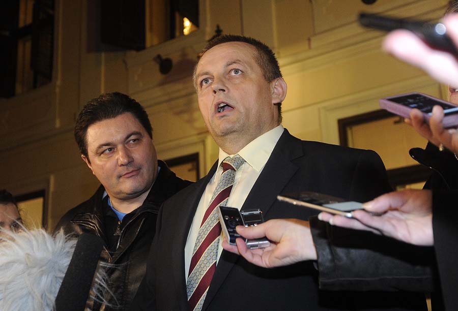 Zagreb, 280116.Mijo Crnoja izlazi iz Banskih dvora nakon sto je podnio ostavku na mjesto ministra branitelja.Foto: Damir Krajac / CROPIX