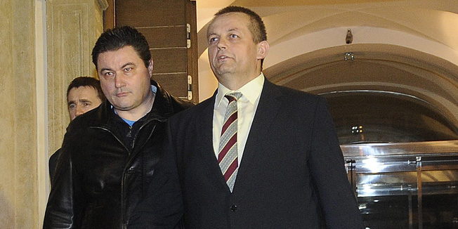 Zagreb, 280116.Mijo Crnoja izlazi iz Banskih dvora nakon sto je podnio ostavku na mjesto ministra branitelja.Foto: Damir Krajac / CROPIX