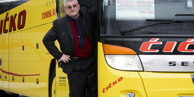 Tomislavgrad, BiH, 200214.Reportaza o novom valu iseljavanja hrvata iz duvanjskog kraja u Bosni i Hercegovini.Na fotografiji: Tomislav Kovacevic Cicko, autoprijevoznik koji prevozi svoje zemljake u zemlje zapadne europe sa sinom Markom ispred  svoje tvrtke Cicko.Foto: Tom Dubravec / CROPIX
