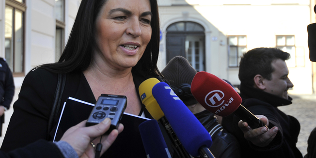 Zagreb, 280116.Ministri napustaju zgradu Vlade nakon prve sjednice nove Vlade.Na fotografiji: Dubravka Jurlina Alibegovic, ministrica upraveFoto: Bruno Konjevic / CROPIX
