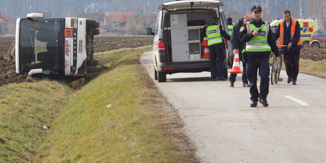 Vladislavci, 010216.Skolski autobus sa 20-tak djece prevrnuo se na bok izmedju mjesta Vladislavci i Dopsin. Vozacu koji je vozio djecu iz skole navodno je pozlilo, a u spasavanju djece pomogli su mjestani Vladislavaca, stanovnici najblizih kuca. Nitko nije teze ozlijedjen a nekoliko djece je zadobilo lakse ogrebotine.Foto: Vlado Kos / CROPIX