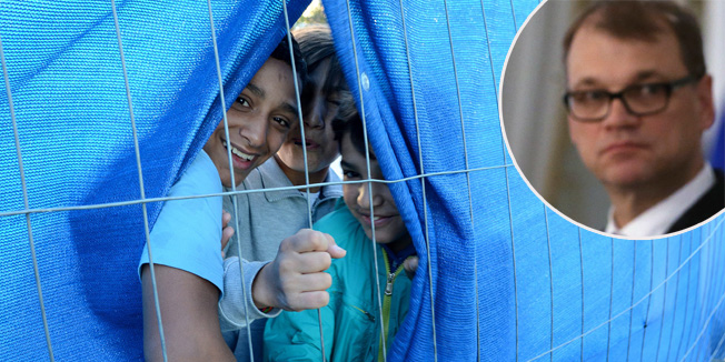 Graz, 211015.U izbjeglickom kampu Schwarlzsee svakodnevno se prihvaca stotine novih izbjeglica, ali tamo vec mjesec dana zive oni koji su zatrazili azil u Austriji te zele ostati zivjeti u toj zemlji.Na fotografiji: Ahmed(12), u srediniFoto: Robert Fajt / CROPIX