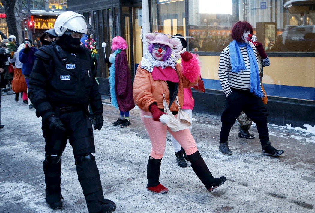 An anti-racist Loldiers of Odin clown walks next to a policeman as they take to the streets against anti-immigration marchers in Tampere, Finland January 23, 2016. Police prevented the groups from confronting each other. On the northern fringes of Europe, Finland has little history of welcoming large numbers of refugees, unlike neighbouring Sweden. But as with other European countries, it is now struggling with a huge increase in asylum seekers and the authorities are wary of any anti-immigrant vigilantism. REUTERS/Kalle Parkkinen/Lehtikuva    ATTENTION EDITORS - THIS IMAGE WAS PROVIDED BY A THIRD PARTY. FOR EDITORIAL USE ONLY. NOT FOR SALE FOR MARKETING OR ADVERTISING CAMPAIGNS. THIS PICTURE IS DISTRIBUTED EXACTLY AS RECEIVED BY REUTERS, AS A SERVICE TO CLIENTS. NO THIRD PARTY SALES. NOT FOR USE BY REUTERS THIRD PARTY DISTRIBUTORS. FINLAND OUT. NO COMMERCIAL OR EDITORIAL SALES IN FINLAND.