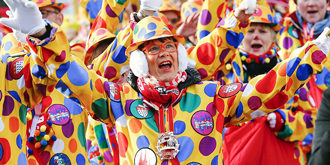 Revellers in costumes dance during a carnival parade in Berlin, Germany, January 31, 2016. REUTERS/Hannibal Hanschke 