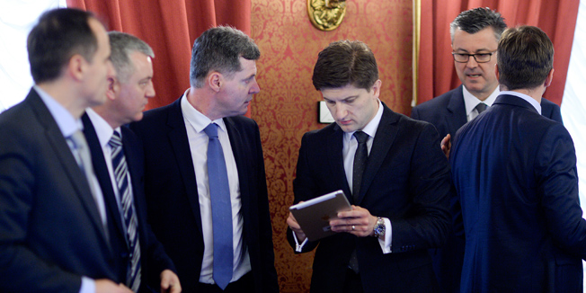 Zagreb, 040216. Banski dvori, Markov trg.Na sjednici Vlade Republike Hrvatske danas se, medju ostalim, raspravlja o Nacrtu prijedloga zakona o izmjenama Zakona o strateskim investicijskim projektima RH, S Nacrtom konacnog prijedloga zakona.Na fotografiji: Dario Nakic, Zdravko Maric i Tihomir Oreskovic.Foto: Goran Mehkek / CROPIX