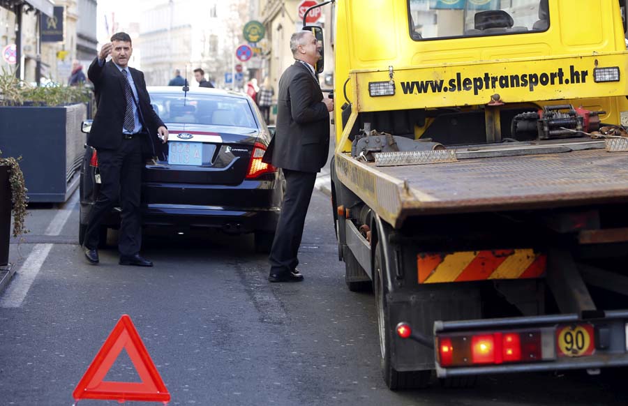 Zagreb, 040216.Teslina 8.Ispred kucnog ulaza novog premjera Tihomira Oreskovica pokvario se sluzbeni automobil Ford Americke ambasade Automobilu su blokrali  kotaci.Foto: Damjan Tadic / CROPIX