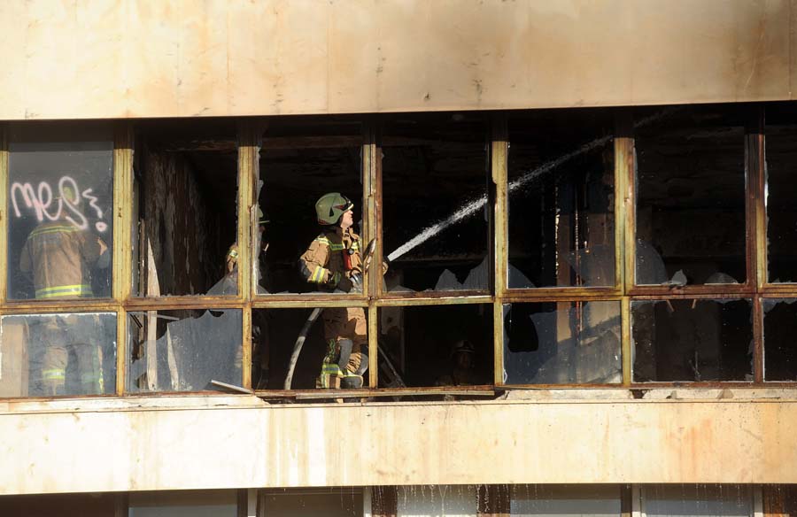 Split, 040216.Na zgradi propale tvornice Dalmacijavino smjestenoj u trajektnoj luci buknuo je pozar. Zgrada je vec nekoliko godina napustena i prazna tako da ozlijedjenih ili vece materijalne stete nije bilo.Foto: Paun Paunovic / CROPIX