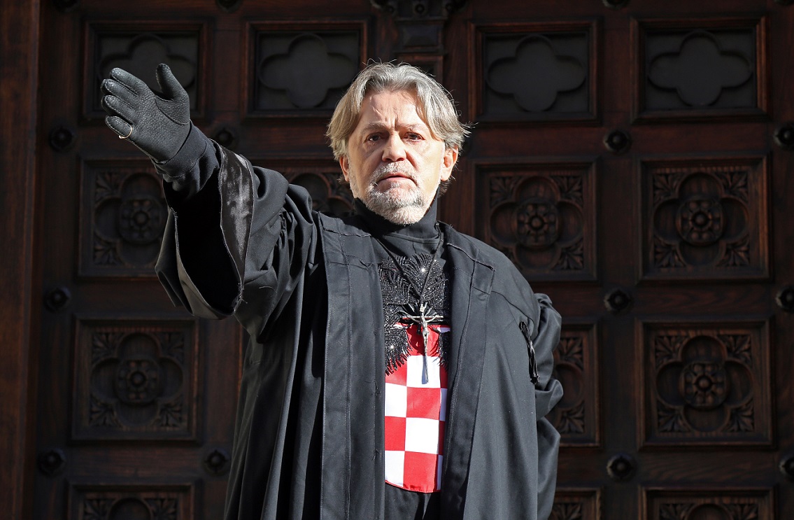 Zagreb, 040216.Trg sv. MArka.Glumac Bozidar Alic uoci svoje monodrame koja se treba odrzati u dvorani Lisinski izveo je performans pred Crkvom sv. Marka.Foto: Damjan Tadic / CROPIX