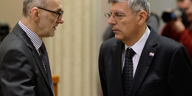 Zagreb, 040216. Sabor RH, Markov trg.Na prvoj sjednici Predsjednistva Hrvatskoga sabora danas se, medju ostalim, raspravlja o Prijedlogu raspodjele raspolozivog radnog prostora u zgradi Hrvatskoga sabora.Na fotografiji: Zeljko Reiner i Robert Podolnjak.Foto: Goran Mehkek / CROPIX