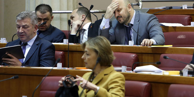 Zagreb, 050216.Trg svetog Marka, Hrvatski Sabor.Sjednica Sabora RH nastavljena je raspravom o izvjescu Hrvatske agencije za nadzor finacijskih usluga (Fina).Na fotografiji: Gordan Maras,Vesna Pusic,Rajko Ostojic. Foto: Damjan Tadic / CROPIX