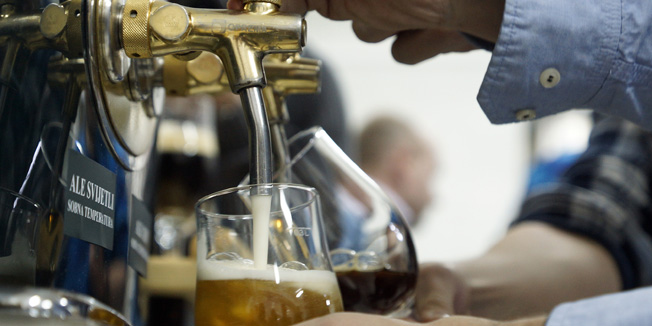 Zagreb, 120314.Pivnica Medvedgrad, Samoborska ulica.Predstavljanje prve Hrvatske mikro pivovare za kucnu uporabu i dvije vrste piva.Na fotografiji: predstavljanje piva Ale svijetli i Ale crni.Foto: Marko Todorov / CROPIX