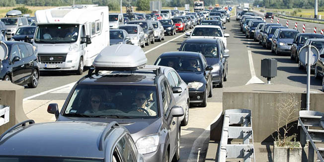 Zagreb, 270713.Autocesta A4 kod naplatnih kucica sv. Helena.Smjena turista pocetkom vikenda stvara guzve u prometu. Kolona na naplatnim kucicama sv. Helena je duga 2,5 kilometara.Foto: Ranko Suvar / CROPIX