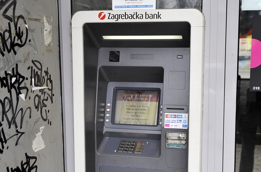 Zagreb, 170213.Balotin prilaz 4.Nepoznati pocinitelj otkljucao je bankomat Zagrebacke banke i uzeo novac koji se u tom trenutku nalazio u bankomatu.Na fotografiji: opljackani bankomat.Foto: Damir Krajac / CROPIX