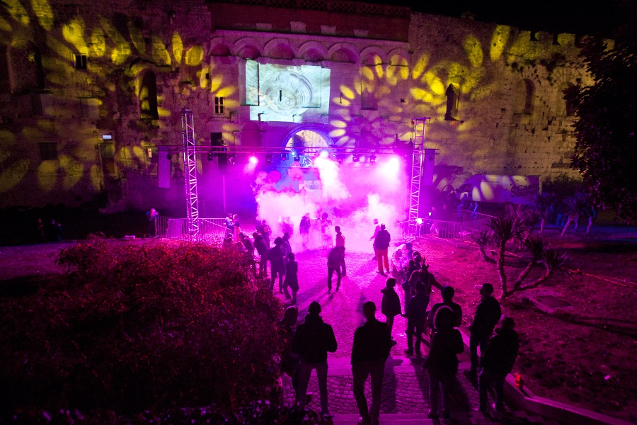 Split, 060216Program Love Carnival na Peristilu i kod Zlatnik vrata prekinut je ranije od najavljivanog. Organizator Miljen Chovan zamoljen je da program prekine iako je imao sve dozvole.Na fotografiji: Ples kod Zlatnih vrata.Foto: Jakov Prkic / Cropix