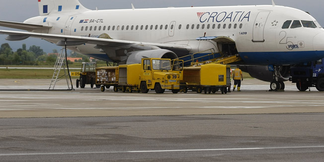 Zagreb, 270715.Zracna luka Zagreb.Za vrijeme turisticke sezone u Zracnoj luci Zagreb povecan je broj putnika.Foto: Ranko Suvar / CROPIX