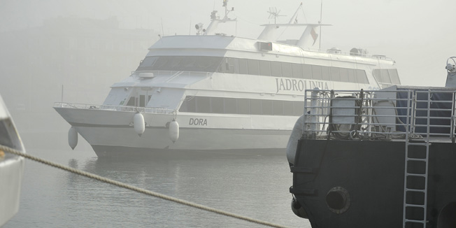 Zadar, 091115.Zadar se jutros probudio obavijen gustom maglom, a vidljivost je bila svega 20-ak metara.Na fotografiji: luka.Foto: Luka Gerlanc / CROPIX