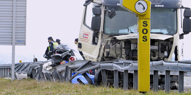 Zagreb, 080216. Na 67. kilometru autoceste A3 kod Ivanic Grada dvije osobe su smrtno stradale u sudaru osobnog i teretnog vozila.Foto: Srdjan Vrancic / CROPIX