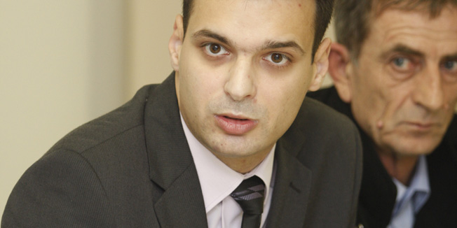 Vrgorac, 291215.Sjednica Gradskog vijeca na kojoj je jedina tocka dnevnog reda bio prijedlog proracuna za 2016. godinu. Nakon pregovora koji su prethodili sjednici s velikom vecinom glasova zamjenjena je odlukom o privremenom financiranju Grada.Na fotografiji: Rudolf Grljusic(HDZ)-gradonacelnik Vrgorca.Foto: Ivo Ravlic / CROPIX