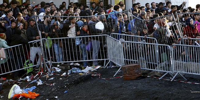 Migrants wait to access Austria at the border near the village of Sentilj, Slovenia, November 18, 2015. Austria announced plans on Friday (November 13) to build a 3.7-km (2.5-mile) fence on either side of its busiest border crossing with Slovenia to help manage the flow of thousands of migrants a day onto its territory. REUTERS/Leonhard Foeger - RTS7RXT