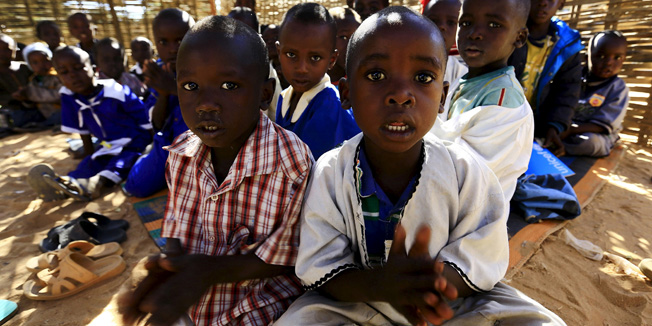 Internally displaced children attend a class session inside a makeshift bamboo structure at the in El Geneina camp in West Darfur, Sudan, November 24, 2015. REUTERS/Mohamed Nureldin Abdallah - RTX1YJY3