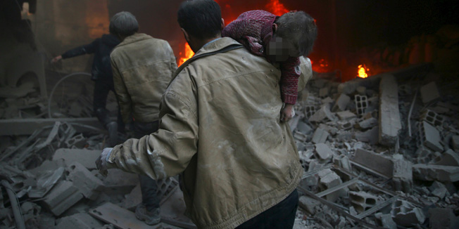 ATTENTION EDITORS - VISUAL COVERAGE OF SCENES OF DEATH AND INJURYA man carries an injured child amidst rubble in a site damaged from what activists said was shelling by forces loyal to Syria's President Bashar al-Assad in the town of Douma, eastern Ghouta in Damascus, Syria December 30, 2015. REUTERS/Bassam Khabieh - RTX20JNP
