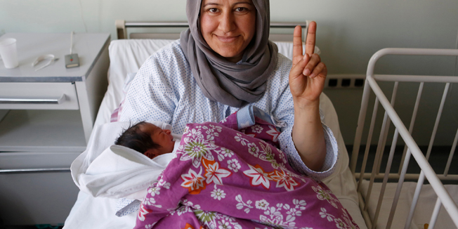 Slavonski Brod, 090216.Fatma Kadro, izbjeglica iz Sirije, jucer navecer u Opcoj bolnici Josip Bencevic u Slavonskom Brodu rodila je 2800 grama teskog djecaka Muhamed Hrvoja.U posjet joj je dosao suprug Ali s dva sina.Na fotografiji: majka Fatma i djecak Muhamed Hrvoje.Foto: Danijel Soldo / CROPIX