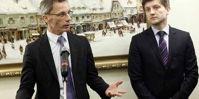 Zagreb, 090216.Ministar financija Zdravko Maric i guverner HNB-a Boris Vujcic dali izjave u Banskim dvorima nakon susreta sa Servaasom Derooseom, zamjenikom glavnog direktora Glavne uprave za ekonomska i financijska pitanja Europske komisije.Na fotografiji: Boris Vujcic i Zdravko Maric.Foto: Dragan Matic / CROPIX