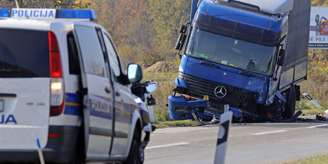 Zagreb, 021115.Gornji Stupnik.U sudaru kamiona i osobnog automobila u Gornjem Stupniku smrtno je stradala jedna osoba. Policijski ocevid je u tijeku.Foto: Marko Todorov / CROPIX