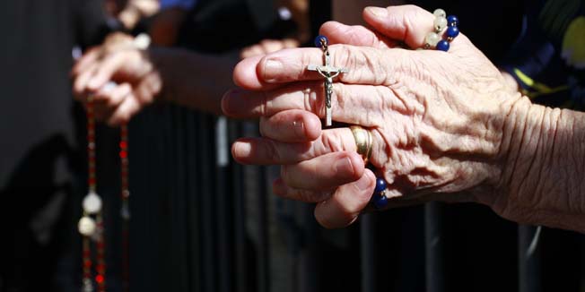 - 2015. U FOTOGRAFIJAMA CROPIX-a -Solin, 080915.Proslava blagdana Male Gospe.Nakon procesije usljedilo je misno slavlje koje je predvodio msgr.Marin Barisic.Na fotografiji: vjernice sa krunicom oko ruke .Foto: Duje Klaric / CROPIX