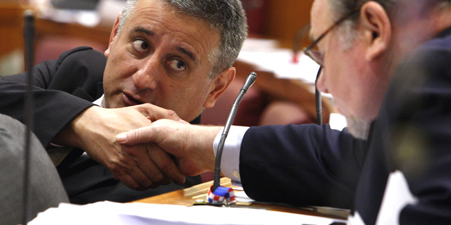 Zagreb, 231013.Sabor.Nastavak zasjedanja Hrvatskog sabora. Zastupnici ce razmotriti konacni tekst zakona o strateskim investicijskim projektima, kojim Vlada namjerava stvoriti preduvjete za pokretanje investicijskog ciklusa.Na fotografiji: Tomislav Karamarko i Vladimir Seks.Foto: Davor Pongracic / CROPIX