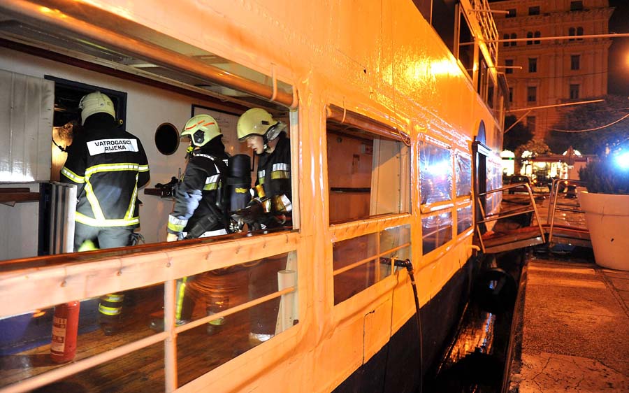 Rijeka, 100216.Rijecka luka.U restoranu Nina, na brodu Klub, izbio pozar u kuhinji.Foto: Sergej Drechsler / Novi List / CROPIX