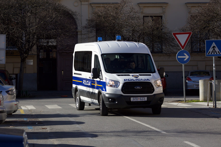 Osijek, 110216.U tijeku je privodjenje cak 53 osobe s podrucja Vinkovaca i okolice koji su pod velikom istragom USKOK-a zbog sumnje u organizirani kriminal i prijevare na osiguranjima od imovinskih steta, pretezno uslijed prometnih nesreca.Prema nesluzbenim informacijama, uhicena su dvojica odvjetnika iz Vinkovaca, jedna lijecnica i jedan posrednik, takodjer iz Vinkovaca, te policajac iz Iloka.Na fotografiji: policija dovodi osumnjicene u osjecki USKOK.Foto: Vlado Kos / CROPIX