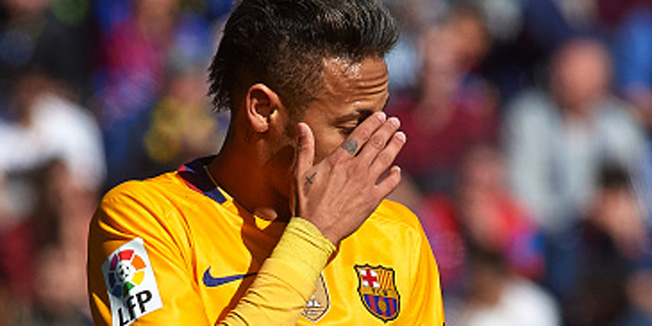 VALENCIA, SPAIN - FEBRUARY 07:  Neymar JR of Barcelona reacts during the La Liga match between Levante UD and FC Barcelona at Ciutat de Valencia on February 07, 2016 in Valencia, Spain.  (Photo by Manuel Queimadelos Alonso/Getty Images)