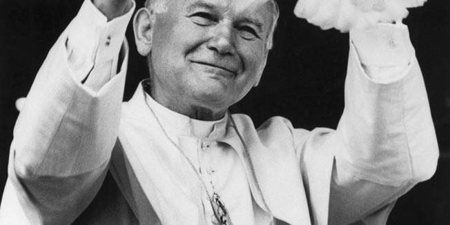 Pope John Paul II releases a dove during ceremonies in Guasmo, a poor suburb of Guayaquil, Ecuador, February 12, 1985. REUTERS/Michael Gregg  I - RTR7EE9