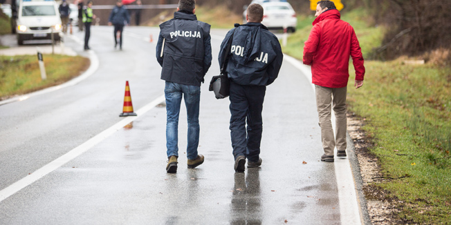 Baderna, 140216. Policijska postaja Porec je zaprimila dojavu da je uz cestu Baderna-Sv. Lovrec nadjeno bezivotno tijelo muske osobe. Ocevid je u tijeku, a cesta je zatvorena za promet. Na teren je izasao i zupanijski odvjetnik. Prema nepotvrdjenim informacijama sumnja se na prometnu nesrecu i bijeg s lica mjesta. Na fotografiji: ocevid.Foto: Danijela Peracic / CROPIX