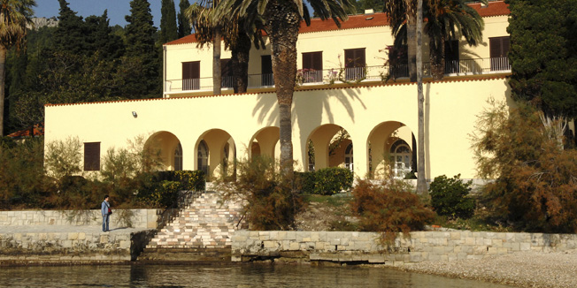 Split, 221109.Kompleks vila poznatih pod zajednickim nazivom Vila Dalmacija od nedavno je uknjizen kao gradsko vlasnistvo. Jos nije poznato sto grad misli sa ovim jedinstvenim kompleksom u kojemu je nekada odmarao josip Broz Tito a poznata je i po tome sto su u njoj sporazum potpisali Franjo Tudjman, Alija Izetbegovic i Slobodan Milosevic. Zgrade ovog kompleksa su u poprilicno derutnom stanju.Na fotografiji glavna zgrada kompleksa Vila Dalmacija.Foto: Mario Todoric / CROPIX