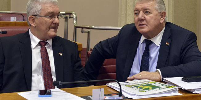 Zagreb, 180216.Nastavak 2. sjednice Sabora sa raspravom o izvjescu o obavljenoj reviziji financiranja nevladinih udruga i nacionalnih manjina.Na fotografiji: Milivoj Spika i Josip Djakic.Foto: Bruno Konjevic / CROPIX