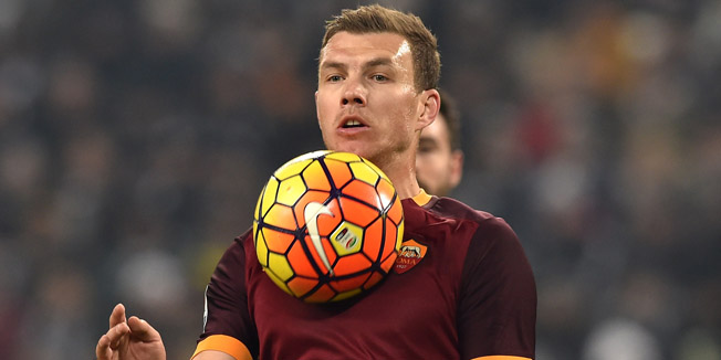 TURIN, ITALY - JANUARY 24:  Edin Dzeko of AS Roma controls the ball during the Serie A match between Juventus FC and AS Roma at Juventus Arena on January 24, 2016 in Turin, Italy.  (Photo by Valerio Pennicino/Getty Images)